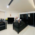 Chính chủ bán căn hoa hậu 121m2. tầng trung, căn góc 3pn, ban công đn, full nội thất, có slot oto