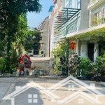 Cần bán căn nhà phân lô dt 115m2 tại quận cầu giấy - đường 2 ô tô tránh có vỉa hè - giá 25.5 tỷ