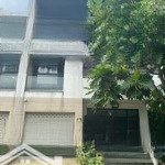 Cần bán gấp căn biệt thự song lập diện tích 230m2 nhà có nội thất. trục đường lớn 20m. hướng bắc