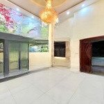 Cho thuê căn hộ nguyên tầng trệt có sân / full nội thất, tách bếp / trần nhà cao 6m / rộng 80m2