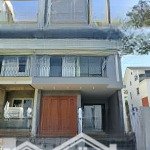 Cho thuê nhà khu đảo kim cương dt: 7x20m. hầm 4 lầu sàn trống. thang máy, máy lạnh. giá 52tr/tháng