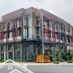 Cho thuê tòa nhà cách quận 1 chỉ 5p'' ,ngang 32 x 20m hầm 5 tầng 2.300m2 sàn giá 350tr/th
