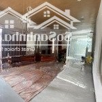 Bán căn nhà phố 129m(6x21,5) mặt tiền đường nhựa 16m , nhà nội thất đầy đủ mua vào ơ thôi