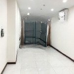 Bán lỗ căn góc 2 phòng ngủ c - skyview, tầng cao view hồ bơi thoáng mát, nhà mới. giá full 2,15 tỷ