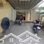 Bán nhà mặt tiền, có sân đậu xe hơi mái che, hai lầu, giá mềm đường đông hưng thuận 9, quận 12