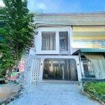 Bán nhà sát chợ bình chánh 10p, nhà khu dân cư shr giá 1tỷ950 thương lượng