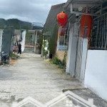 Bán nhà cấp 4 còn mới dt 100m2 đối diện khu tđc đất lành, đường betong 4m, nhà có sân, giá 900tr