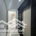 Lạc long quân rẻ . ko nhanh thì về nhì. 50m2 6 tầng thang máy, 2 thoáng, oto vào nhà.