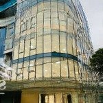 Cho thuê nhà lô góc hoàng quốc việt, cầu giấy dt 140m2, 7t,mt 25m thông sàn mới 100%,90tr full kính