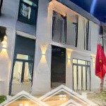 Bán nhà đẹp giá rẻ vừa mới xây ngang hơn 12m sổ hồng riêng thổ cư gần mọi tiện ích