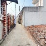 Em cần tiền xoay vòng vốn. nên cần ra gấp lô 111m2. gần đường to đang làm