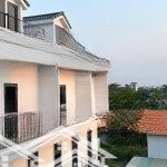Cho thuê chdv mới toanh đầy đủ nội thất ban công ngay vòng xoay liên phường, kdc phú hữu