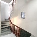 Nhà 3 tầng đẹp đẽ đầy đủ đồ + vài bước chân ra đường lớn