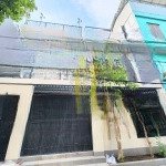 Villa trần não ngang 8m có sân để xe hơi - 6 phòng ngủ full nội thất