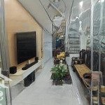 Cần bán nhà nguyên hồng, dt 45m, giá 11 tỷ. nội thất đầy đủ ở ngay.