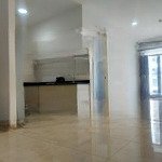 Cho thuê căn 2pn, luxgarden q7, có rèm, nhà mới, ở liền, 8 triệu . lh: 0978272427 - có zalo