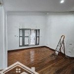 Cho thuê nhà riêng 56/97 văn cao, ba đình. dt 55m2*4.5 tầng ô tô đỗ cửa, mỗi tầng 2p. 18 - 20tr/th
