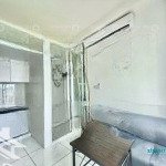 Thang máy, hầm xe, bảo vệ, đường lớn, cửa sổ trời thoáng (gió thổi dăng cái nết là có thật)