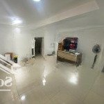 điều hòa, nvs, thang máy, thoát hiểm ; có bảo vệ, chỗ gửi xe. ngõ rộng rãi ô tô đi thoải mái