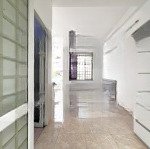 Trống một phòng studio bancong cửa sổ lớn ngay công viên làng hoa