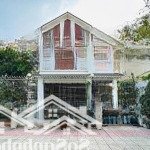 Cần bán gấp biệt thự kdc sadeco ven sông tân phong quận 7, dt: 7x18m (126m2) có thang máy giá 23 tỷ