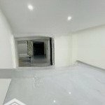 Cho thuê tầng trệt văn phòng, nhà mới hoàn thiện, có hầm, có thang máy