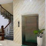 Mặt tiền bình thạnh sát quận 1, 4mx18m, vuông đẹp, 6 tầng, thang máy. cho thuê khoán 65 triệu.