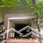 Cho thuê văn phòng 5.5 tầng (diện tích 1 sàn 100m2). ô tô đỗ thoải mái, đối diện công viên hòa bình