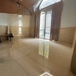 Cho thuê văn phòng 1 trệt 1 lửng , dt: 7x20m tại phố đi bộ royal vạn phúc city