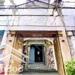 Cách 1 căn nhà ra tới mặt tiền sát ngã tư kinh doanh sầm uất, vài bước chân tới trường cấp 1, cấp 2