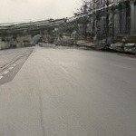 Toà buildinh văn phòng - mặt phố vỉ hè đá bóng