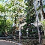Bán biệt thự trần thái tông, khúc thùa dụ. diện tích 310m2 xây 5 tầng. mặt tiền 16m. giá 95 tỷ