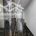 Toà nhà mặt phố lớn, kinh doanh sầm uất, gần trung tâm, bệnh viện và các trường đại học lớn.