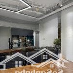 Cho thuê văn phòng full nội thất diện tích 56m2 ban công đông nam view bể bơi vinhomes d''capitale