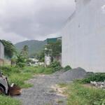 Nguyễn tất thành- nha trang, dt: 570m2 ngang 10m, thực tế 745m2. 2 mặt đường trước sau.