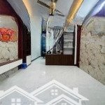định công thượng, dt 40m, 5 tầng, giá 7.5 tỷ. lô góc 2 mặt thoáng, ở ngay.