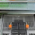 Nhà đẹp gần ql50 sau lưng ubnd thị trấn cần giuộc. dt 4m x 18m = 71m2 shr đất đô thị. giá 1 tỷ 650