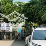1 xuyệt xe hơi xóm chiếu hẻm to thông thoáng. sử dụng gần 200m2. gần nhà thờ xóm đạo an bình