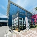 Cđt chào thuê showroom dt 5000m2 - mặt tiền 50m - xây dựng sẵn. phố auto, showroom, đất tmdv