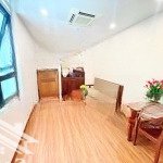 1n1k mặt phố bùi thị xuân, hai bà trưng. full nội thất gỗ, có ban công thoáng, view phố