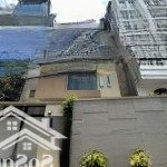 Nhà nguyên căn mt nguyễn minh hoàng, k300. dt: 8x20m. 1 trệt 3 lầu st. gara ô tô. giá 40tr/tháng.