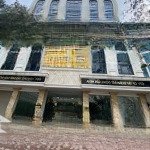 Cho thuê nhà mp hàng chuối, hbt 230m2 8 tầng 1 hầm, 300 triệu. vị trí góc thoáng, có đh, pccc