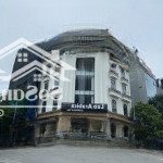 Cho thuê dt: 220m2 x 5 tầng, lô góc rộng 20 mét. nhà mặt phố trung hòa thông sàn, thang máy
