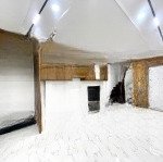 Hoàng quốc việt - lô góc - gần phố - thang máy xịn - sổ vuông - dt 34 m2 - mt 4 m - 6 tầng