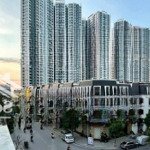 Căn liền kề đã hoàn thiện 3.5 tầng xẻ khe sân vườn cực thoáng, kinh doanh cafe, nhà hàng, spa