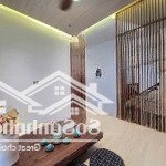 Mặt ngõ tứ liên, 50m2, mặt tiền 6m, ngõ nông gần mặt phố. giá bán 10 tỷ đồng.