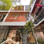 Mình cần bán nhà 3 tầng có khoảng sân xanh mát ngập tràn ánh nắng ngay cạnh bãi biển ng.tất thành