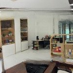 Văn phòng tầng trệt dt 5 x 22m,full nội thất văn phòng,ngăn kính giá rẻ 12 triệu vạn phúc city
