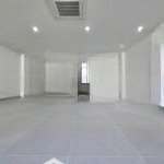 Cho thuê nhà cao tầng 7x20m, hầm + 5 tầng nội thất cơ bản có thang máy giá 63 tr/th vạn phúc city
