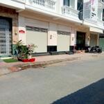Nhà mặt tiền ngay chợ 1 trệt 3 lầu.